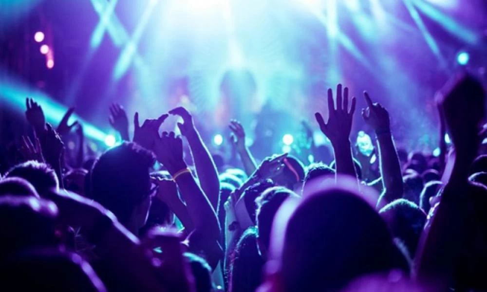 Βρετανία: Δεν βάζουν μυαλό - Ανοίγουν κλαμπ χωρίς τεστ κορονοϊού